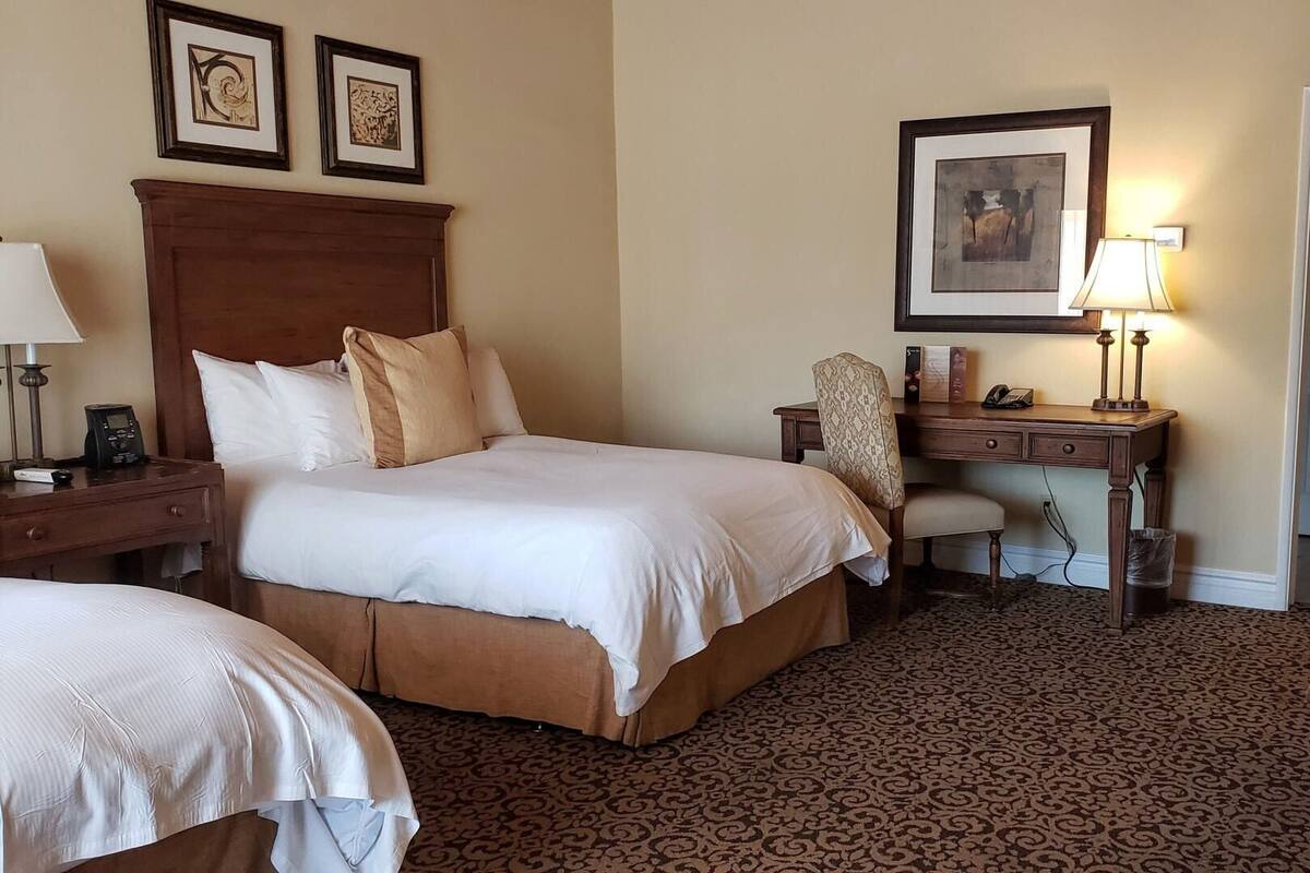 Literie de qualité, couette en duvet, lit avec matelas à plateau-coussin