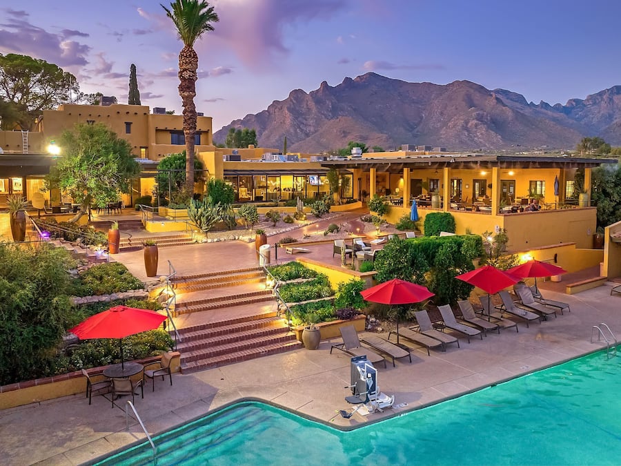 3 buitenzwembaden, ligstoelen bij het zwembad