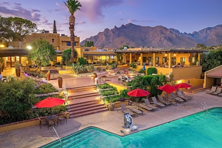 3 outdoor pools, sun loungers