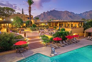 3 outdoor pools, sun loungers