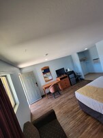 Habitación, 1 cama de matrimonio grande, no fumadores | Baño | Ducha, toallas, jabón y papel higiénico