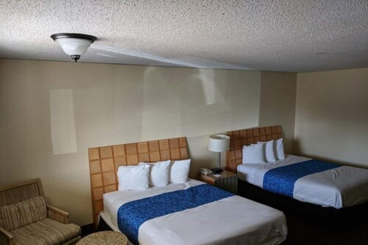 Escritorio, tabla de planchar con plancha, cunas gratuitas