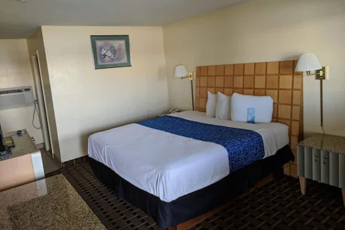 Escritorio, tabla de planchar con plancha y cunas gratuitas