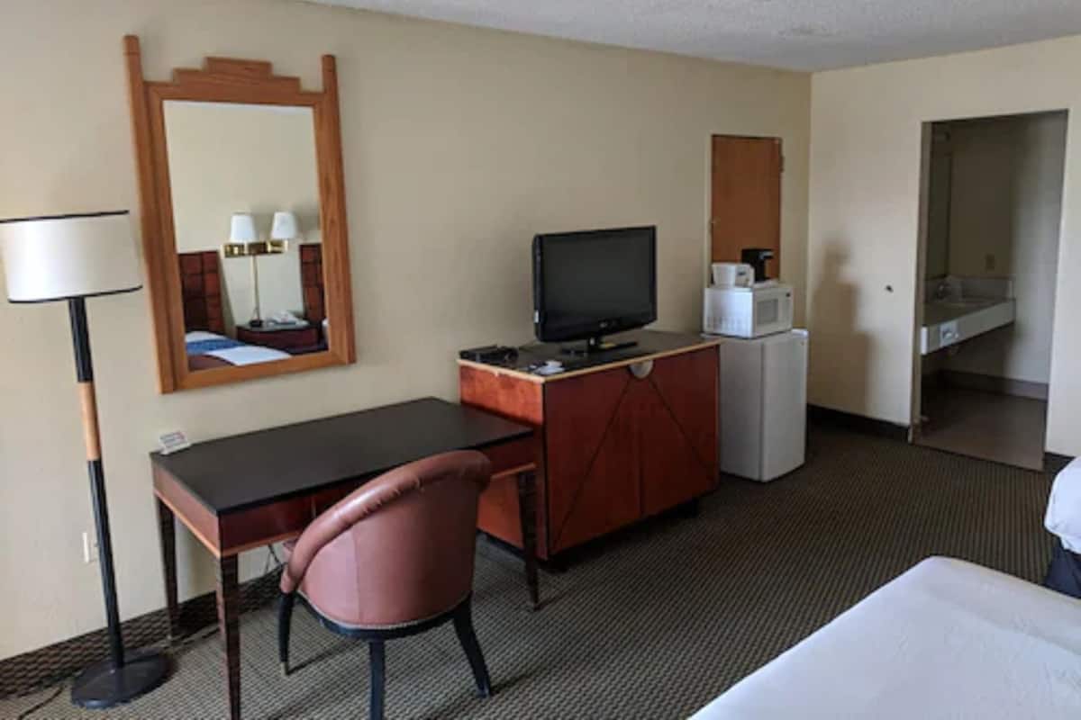 Escritorio, tabla de planchar con plancha, cunas gratuitas