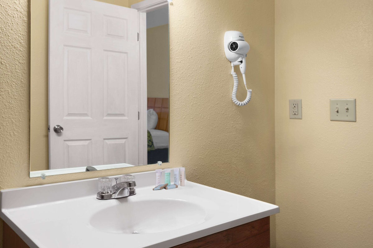 Escritorio, tabla de planchar con plancha, cunas gratuitas