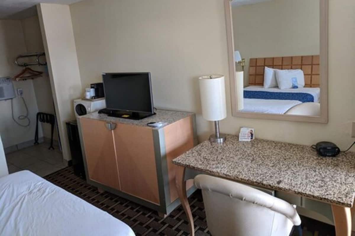 Escritorio, tabla de planchar con plancha, cunas gratuitas