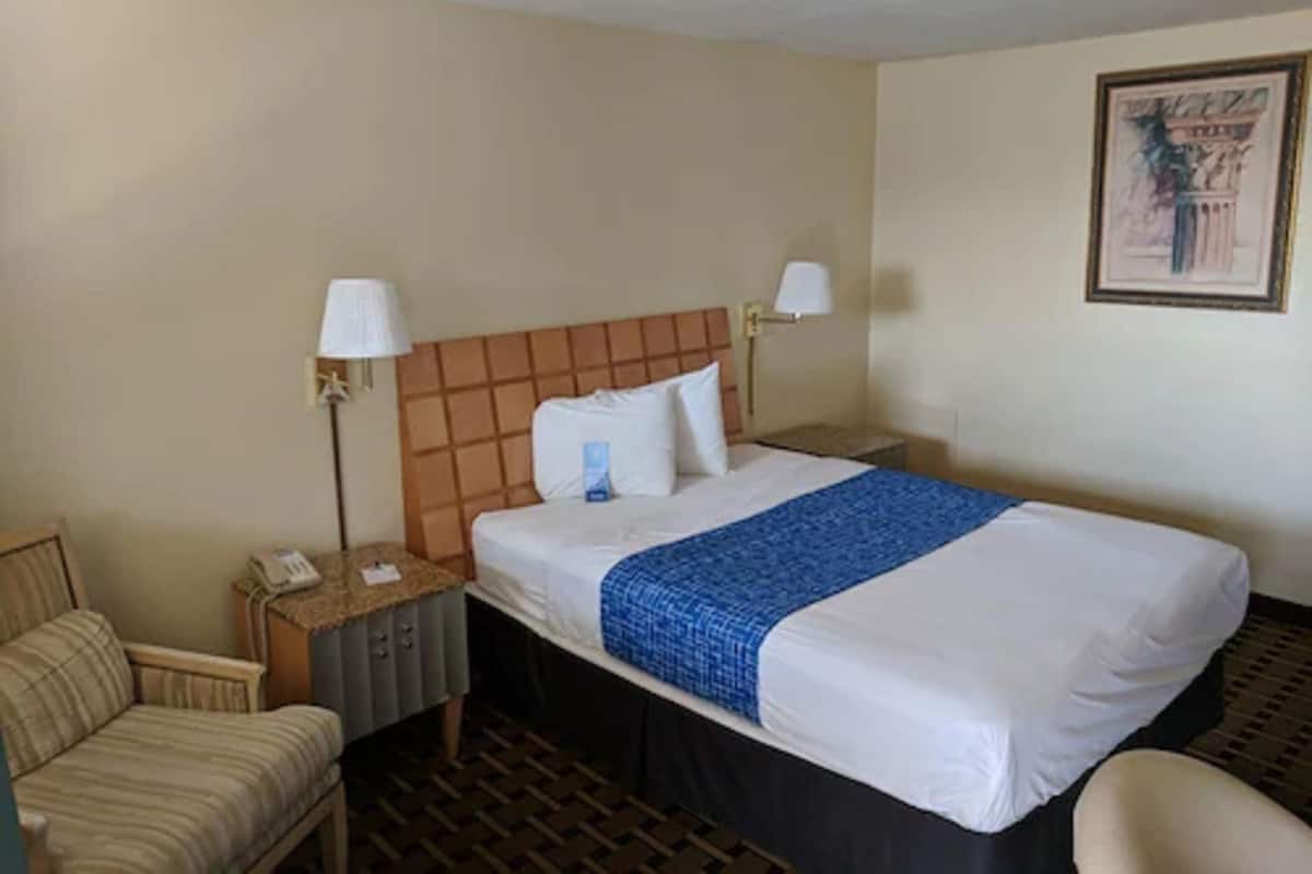 Escritorio, tabla de planchar con plancha y cunas gratuitas