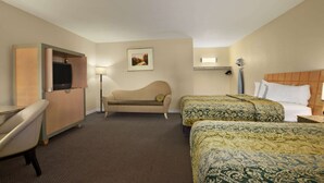 Une chambre d’hôtel avec deux lits, un canapé, un bureau et une télévision.