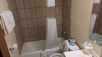 Ein Badezimmer mit Badewanne, Toilette und Waschbecken.