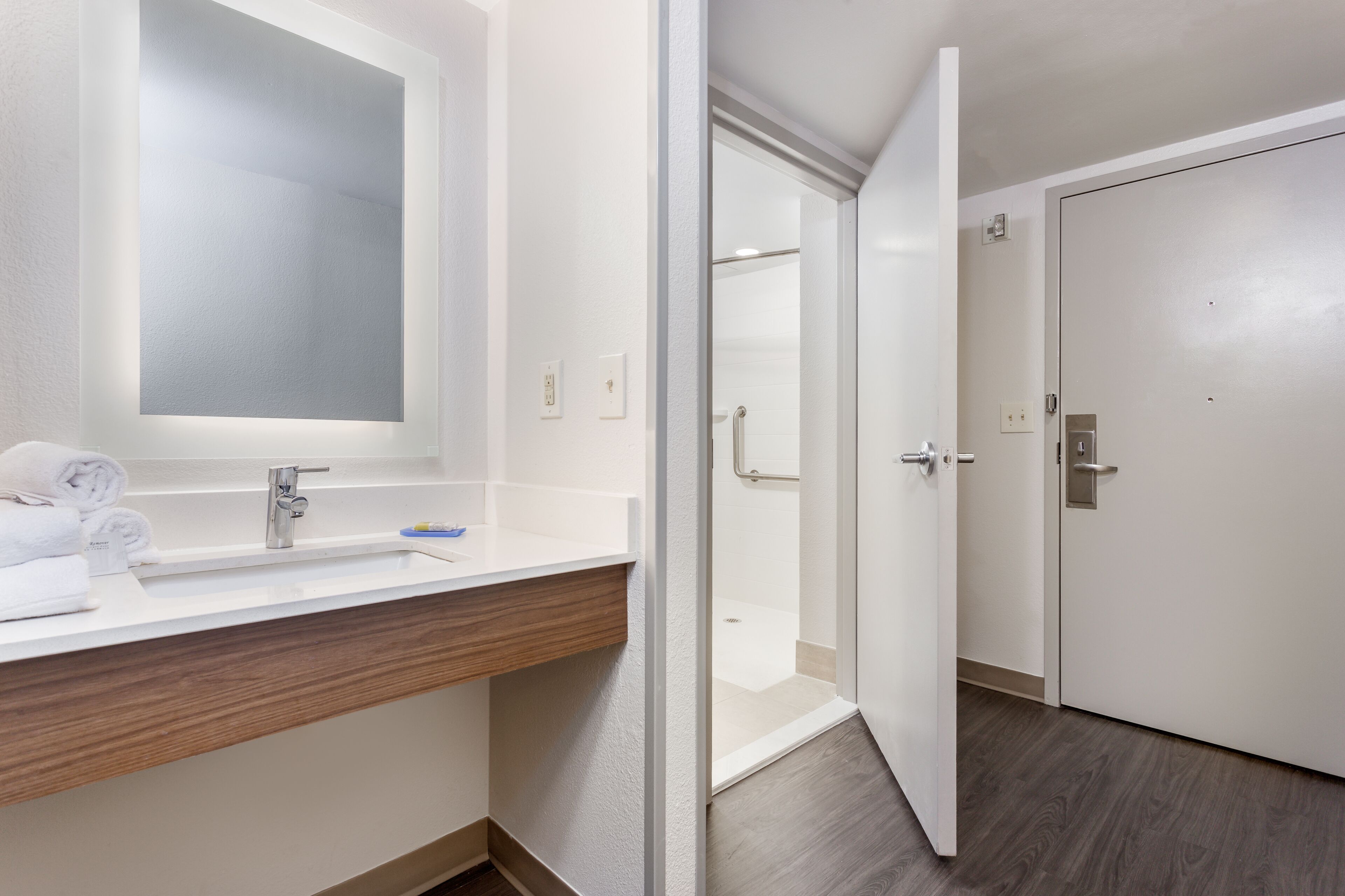 room, 1 queen bed, roll-in shower (communications accessible) | bathroom | free toiletries, hair dryer, towels