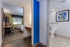 Habitació, 1 llit de matrimoni, dutxa accessible en cadira de rodes (Communications Accessible) | Bany | Articles de tocador gratuïts, assecador de cabells i tovalloles 