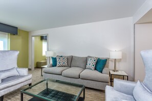 ห้องสวีท, เตียงคิงไซส์ 1 เตียง | ตู้นิรภัยในห้องพัก, โต๊ะทำงาน, พื้นที่ทำงานแบบใช้แล็ปท็อป, ผ้าม่านกันแสง