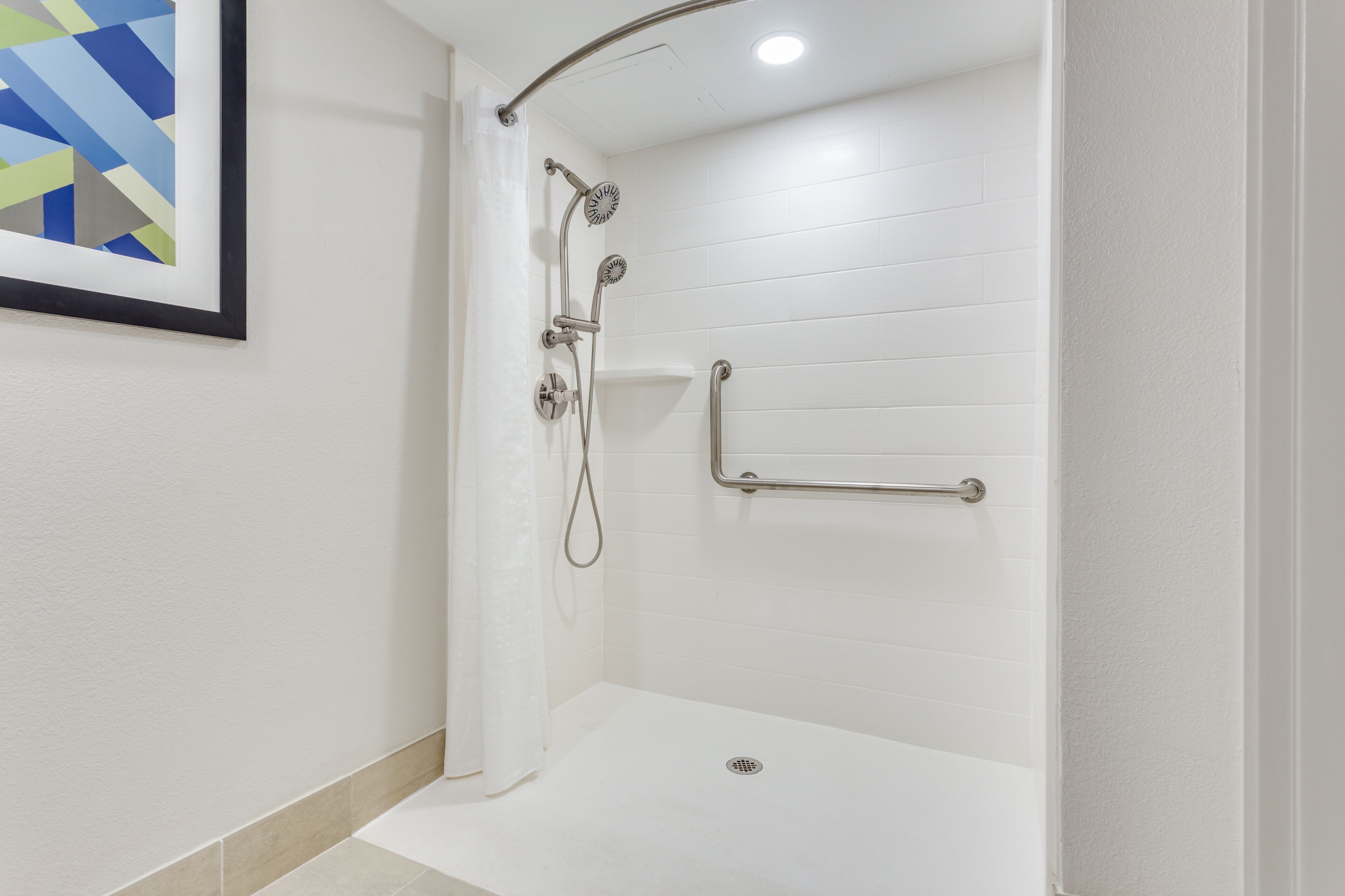 room, 1 queen bed, roll-in shower (communications accessible) | bathroom | free toiletries, hair dryer, towels