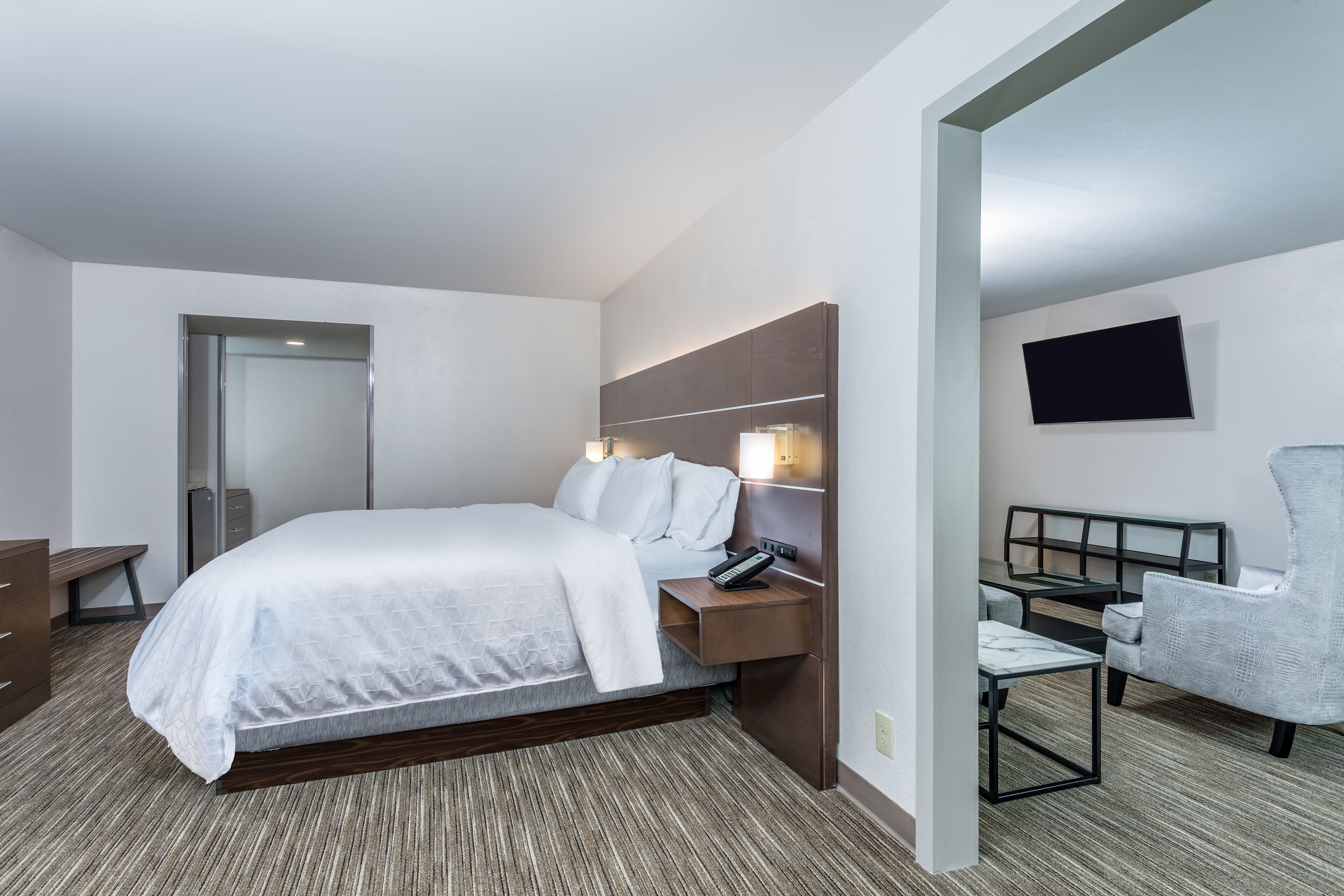 suite, 1 king bed | in-room safe, desk, laptop workspace, blackout curtains