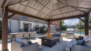 Une terrasse extérieure dotée d’un foyer, d’un espace salon et d’un barbecue.