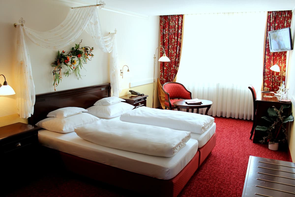 Habitación doble, 1 cama matrimonial, vista a la ciudad | 1 habitación, ropa de cama de alta calidad y minibar