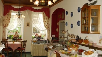 Tägliches Frühstücksbuffet (9 EUR pro Person)