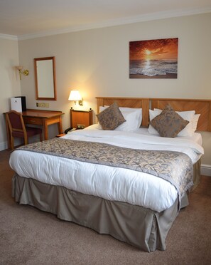 خزنة داخل الغرفة ومكتب ومكواة/لوح كي وواي فاي مجانًا