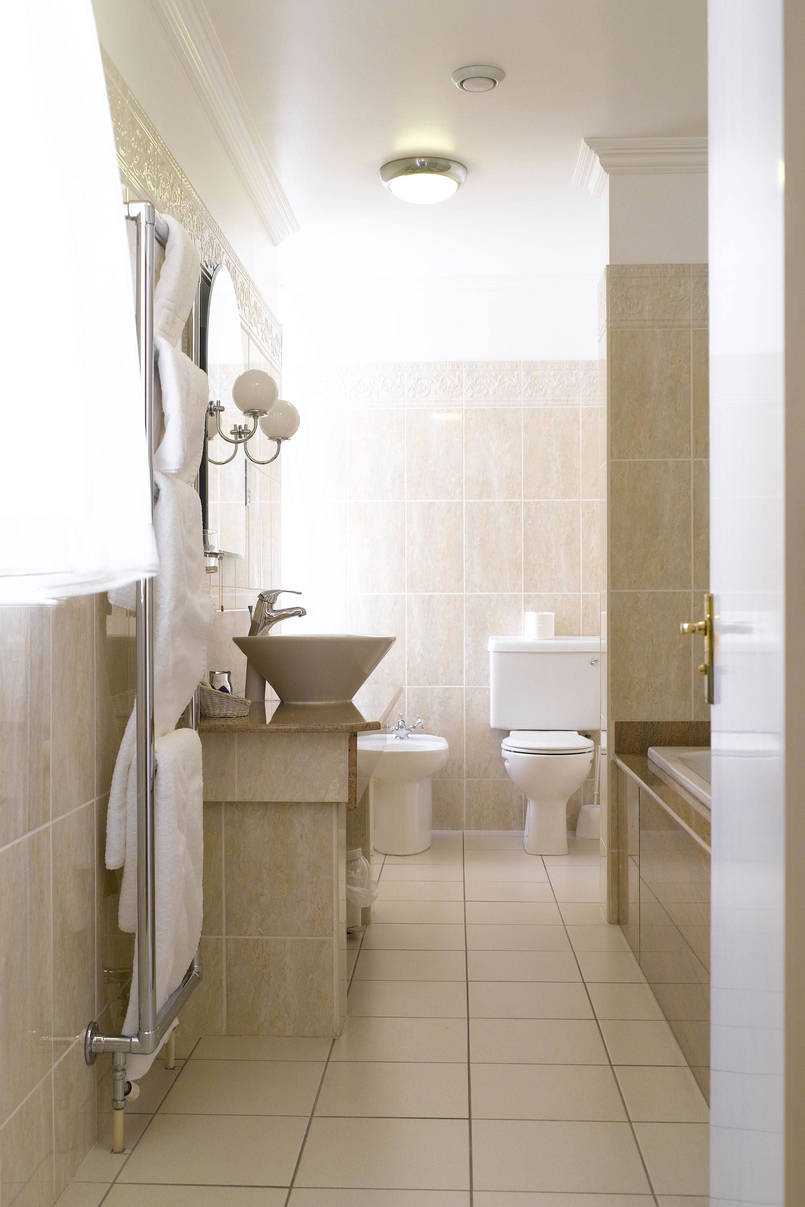 Un bagno moderno con doccia, lavandino, WC e vasca da bagno.