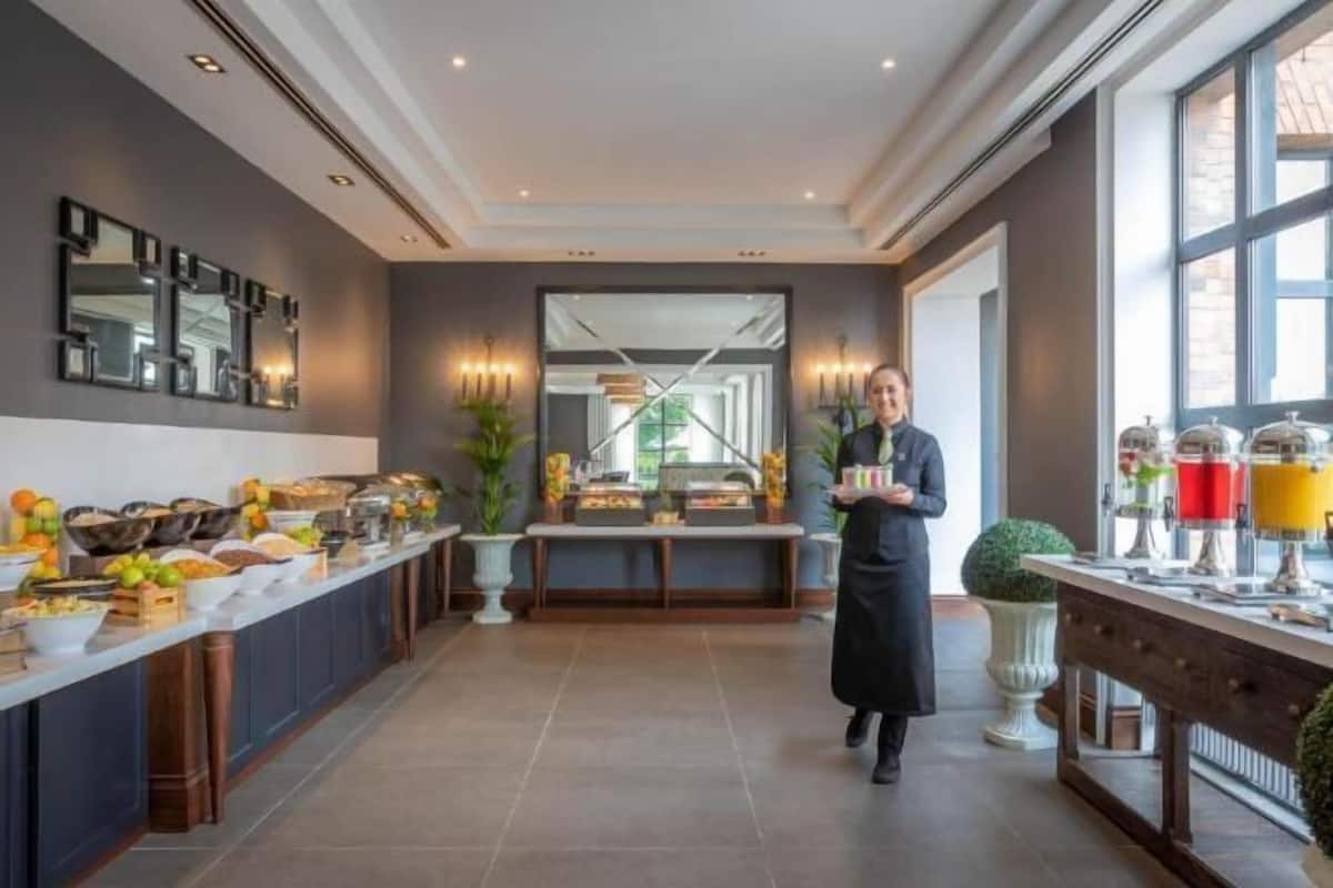2 restaurants, breakfast served