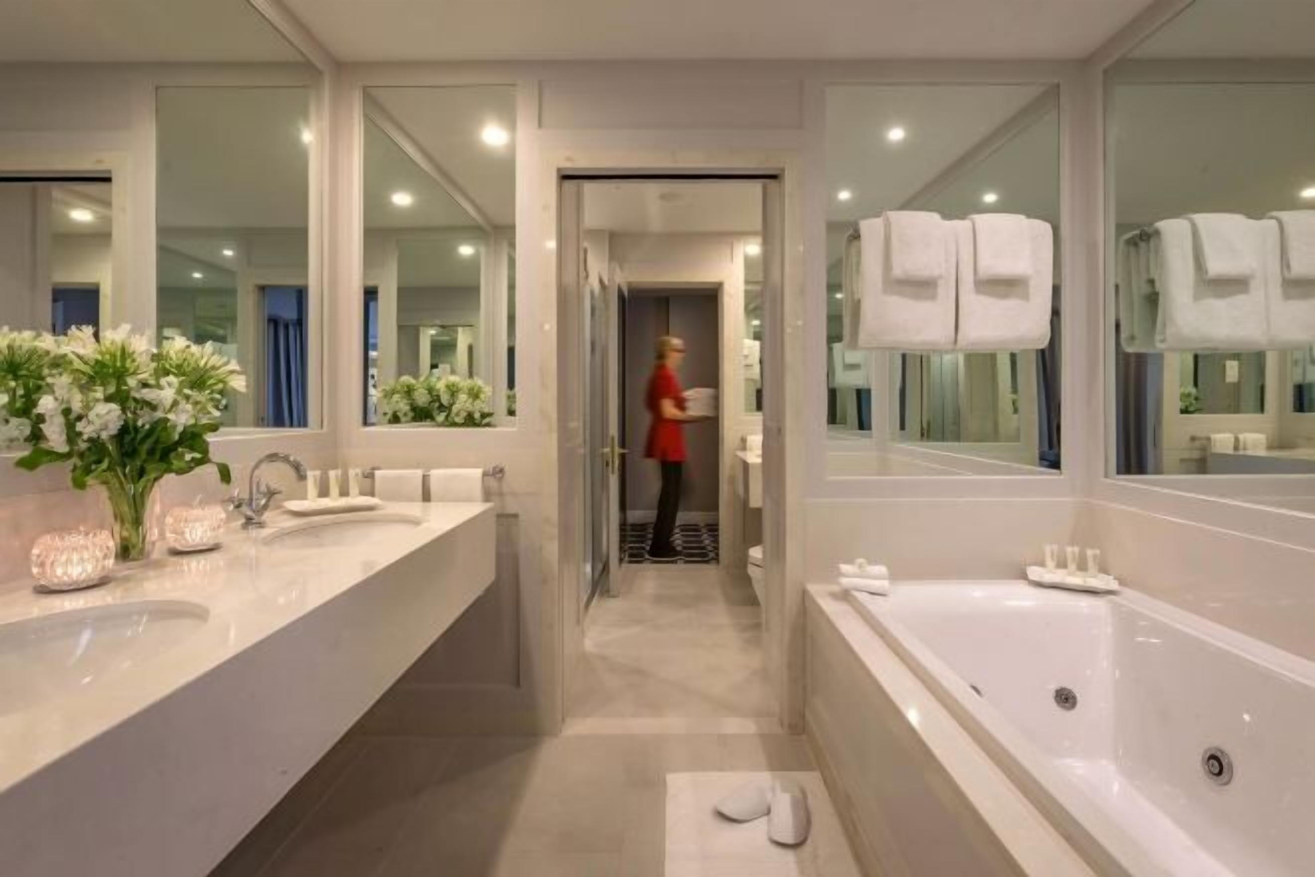 Bathroom | Combined shower/tub, designer toiletries, hair dryer, bathrobes