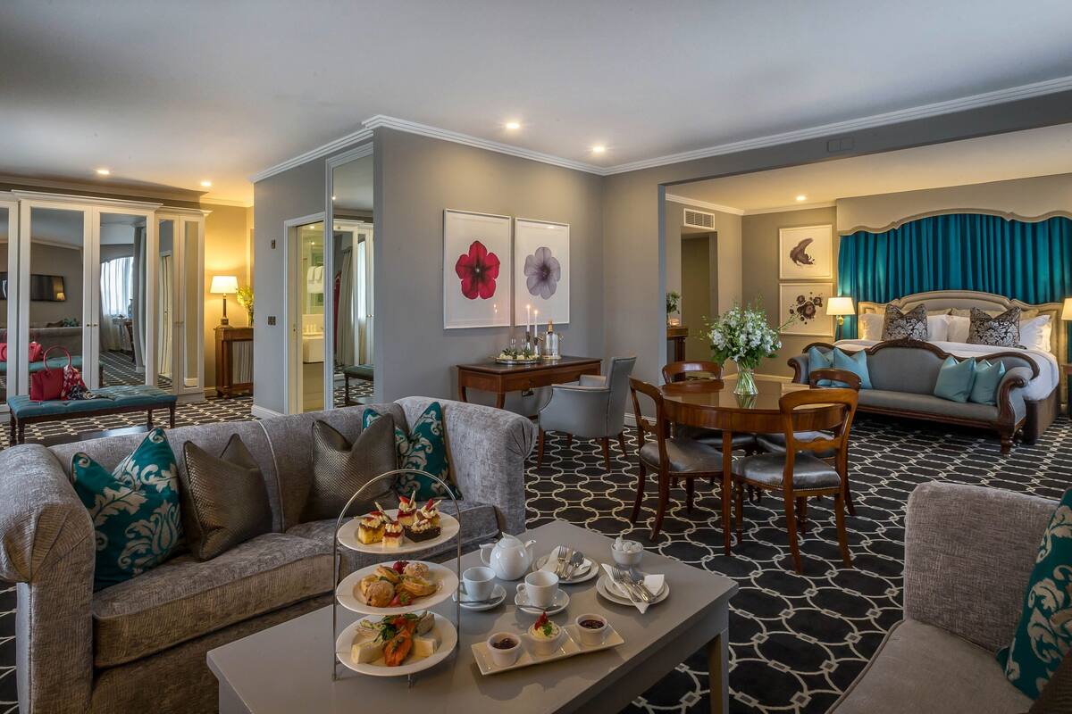 Une chambre d’hôtel comprenant un espace de vie, un coin repas et une chambre à coucher.