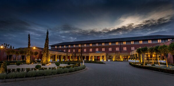 Front of property – evening/night - Castletroy Park Hotel (Limerick)