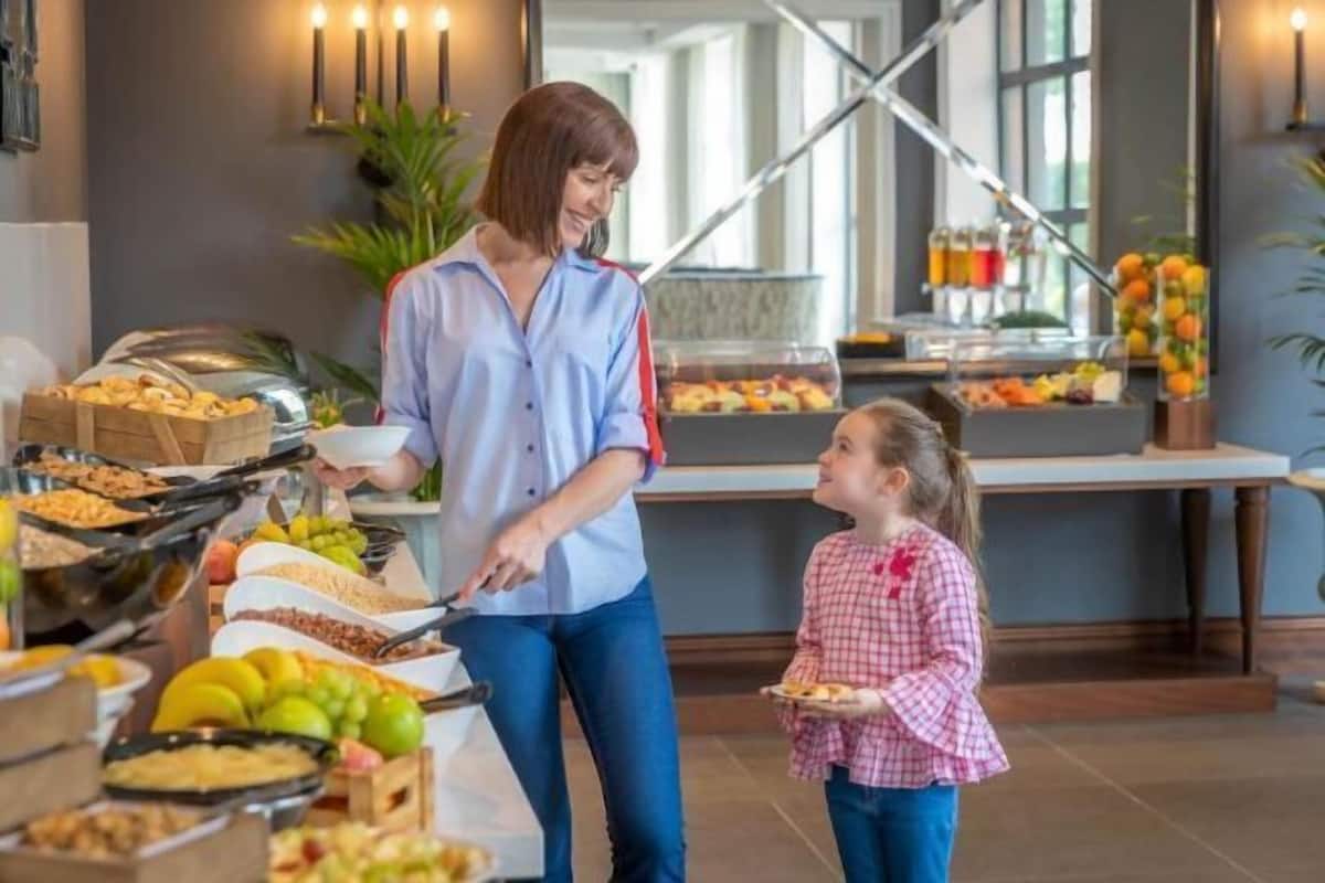 2 restaurants, breakfast served