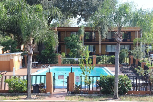 Una piscina al aire libre