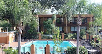 Tampa Inn - Near Busch Gardens