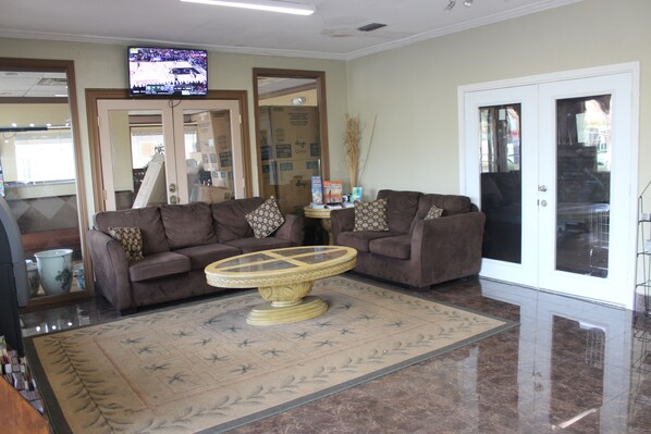 Lobby sitting area - Tampa Inn - Near Busch Gardens (Tampa)