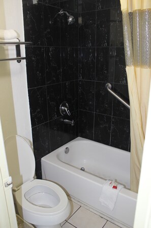 Kostenlose Toilettenartikel, Handtücher
