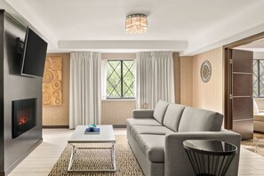 أغطية فراش متميزة ومكتب ومساحة عمل للكمبيوتر المحمول وستائر تعتيم