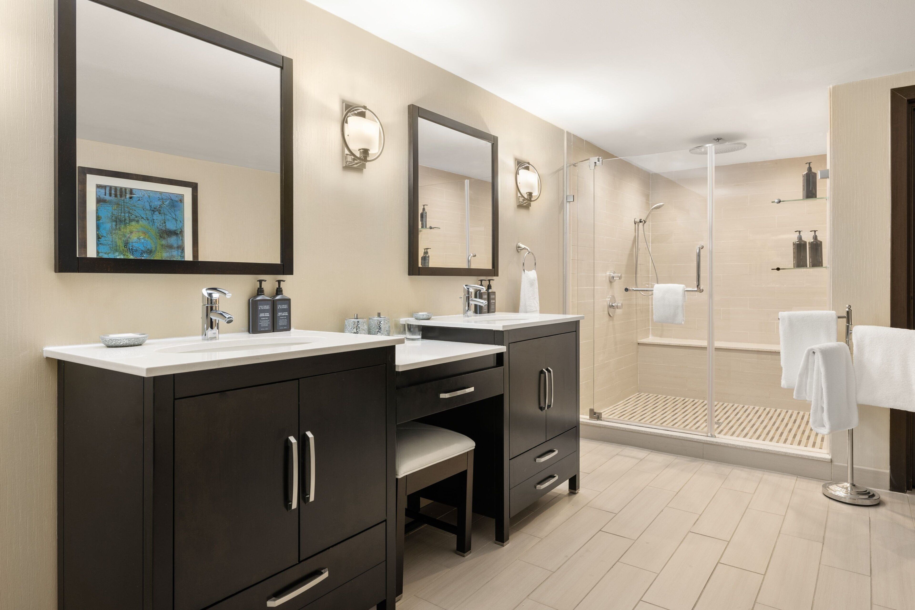 وحدات دش مع أحواض استحمام، مستلزمات مجانية للعناية الشخصية، مجففات شعر