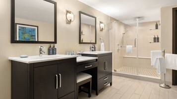 Combined shower/tub, free toiletries, hair dryer, towels