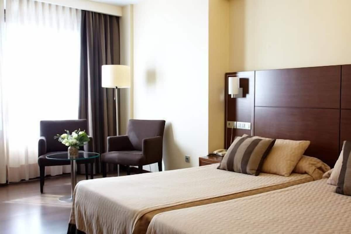 Minibar, két bảo mật tại phòng, bàn, phòng cách âm