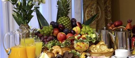 Tägliches Frühstücksbuffet (10.45 EUR pro Person)