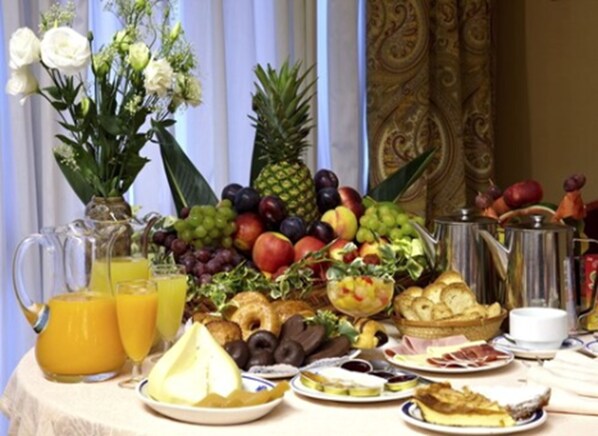 Se ofrece un desayuno bufé todos los días (por un coste adicional)