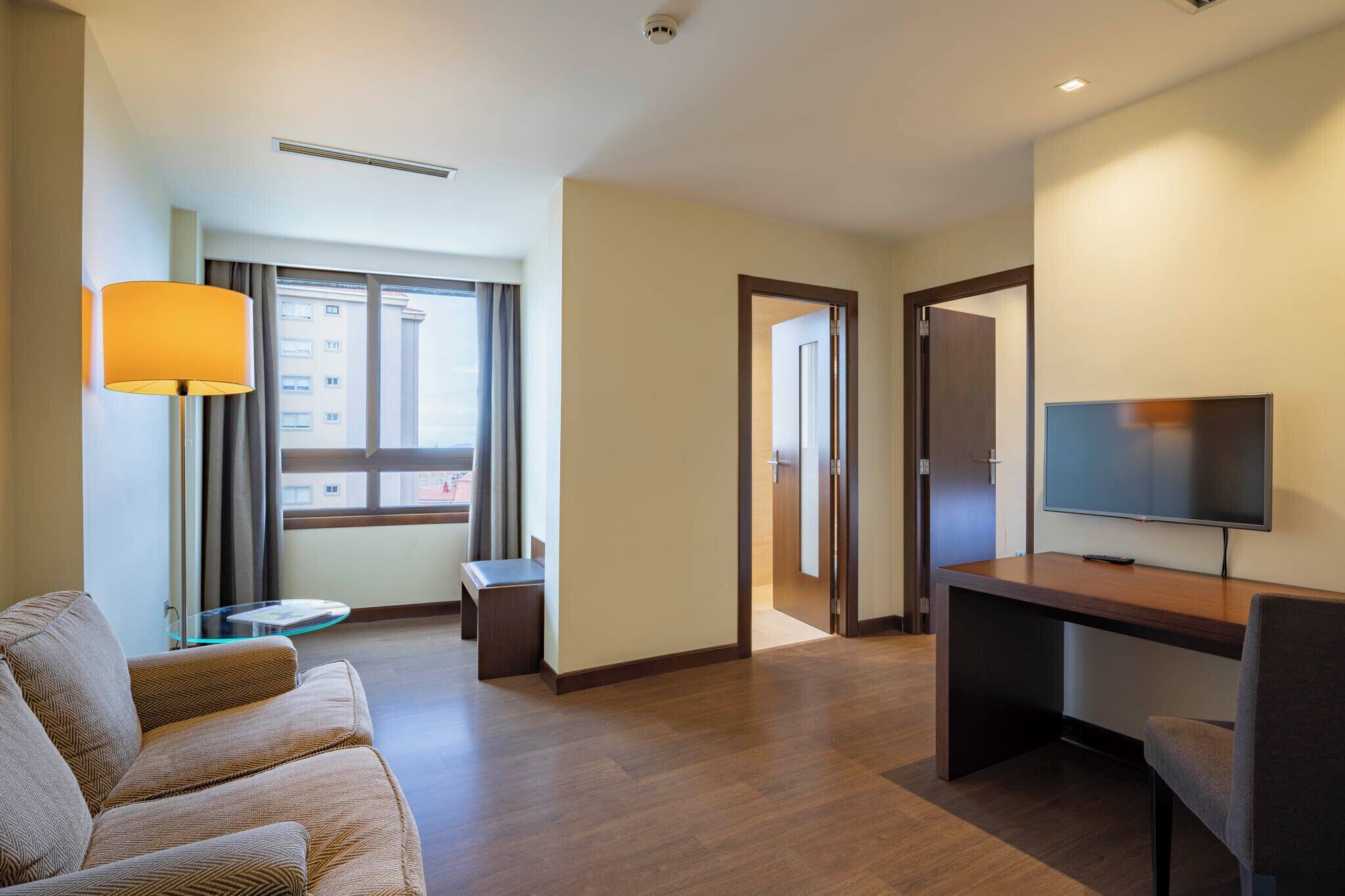 suite | minibar, in-room safe, desk, soundproofing