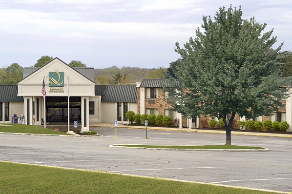 A building with a prominent American flag and a logo on the entrance. - Quality Inn & Suites Richfield (Richfield)