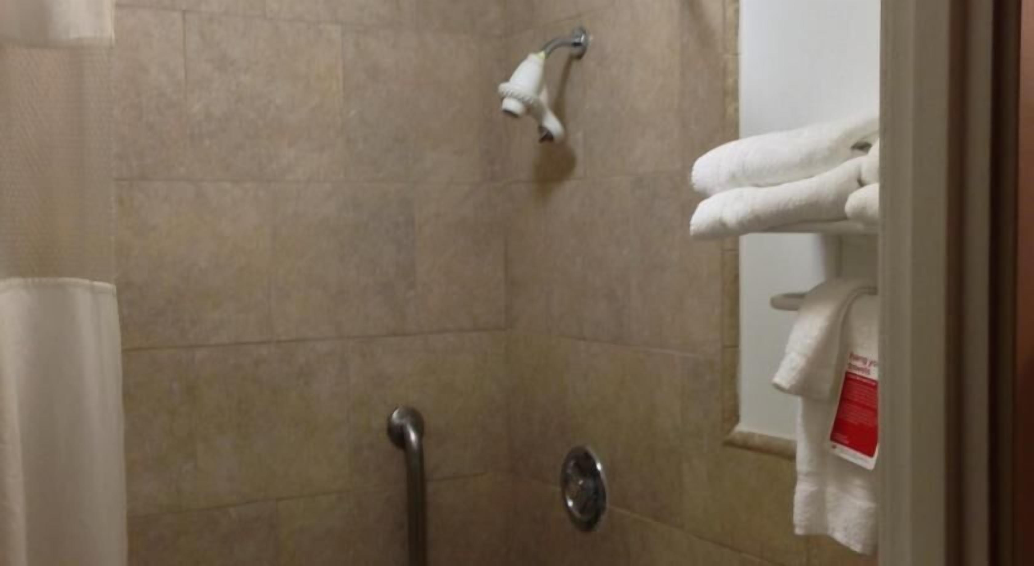Badkamer | Een bad/douchecombinatie, gratis toiletartikelen, een haardroger