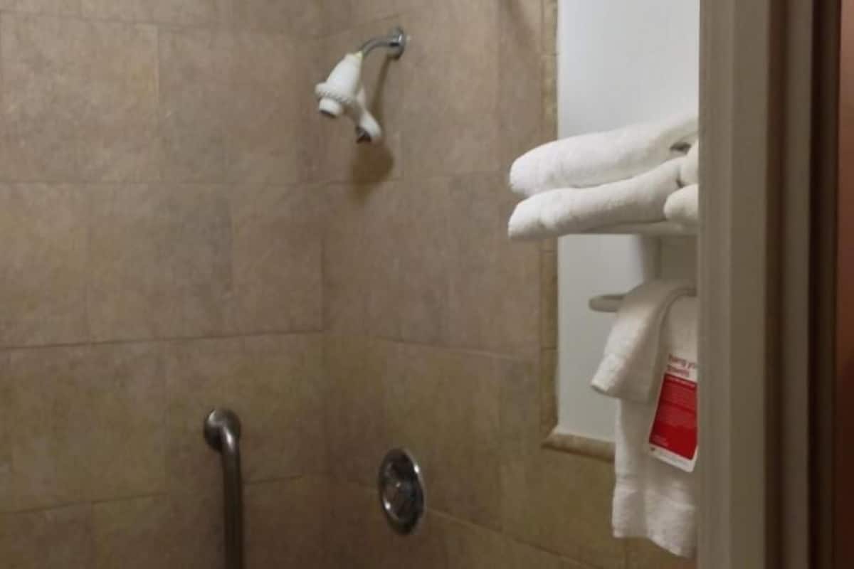 Baño | Tina con regadera, amenidades de baño gratuitas, secadora de cabello