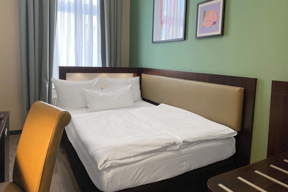 Camera, 1 letto matrimoniale (Cosy) | Una cassaforte in camera, con arredamento individuale, una scrivania