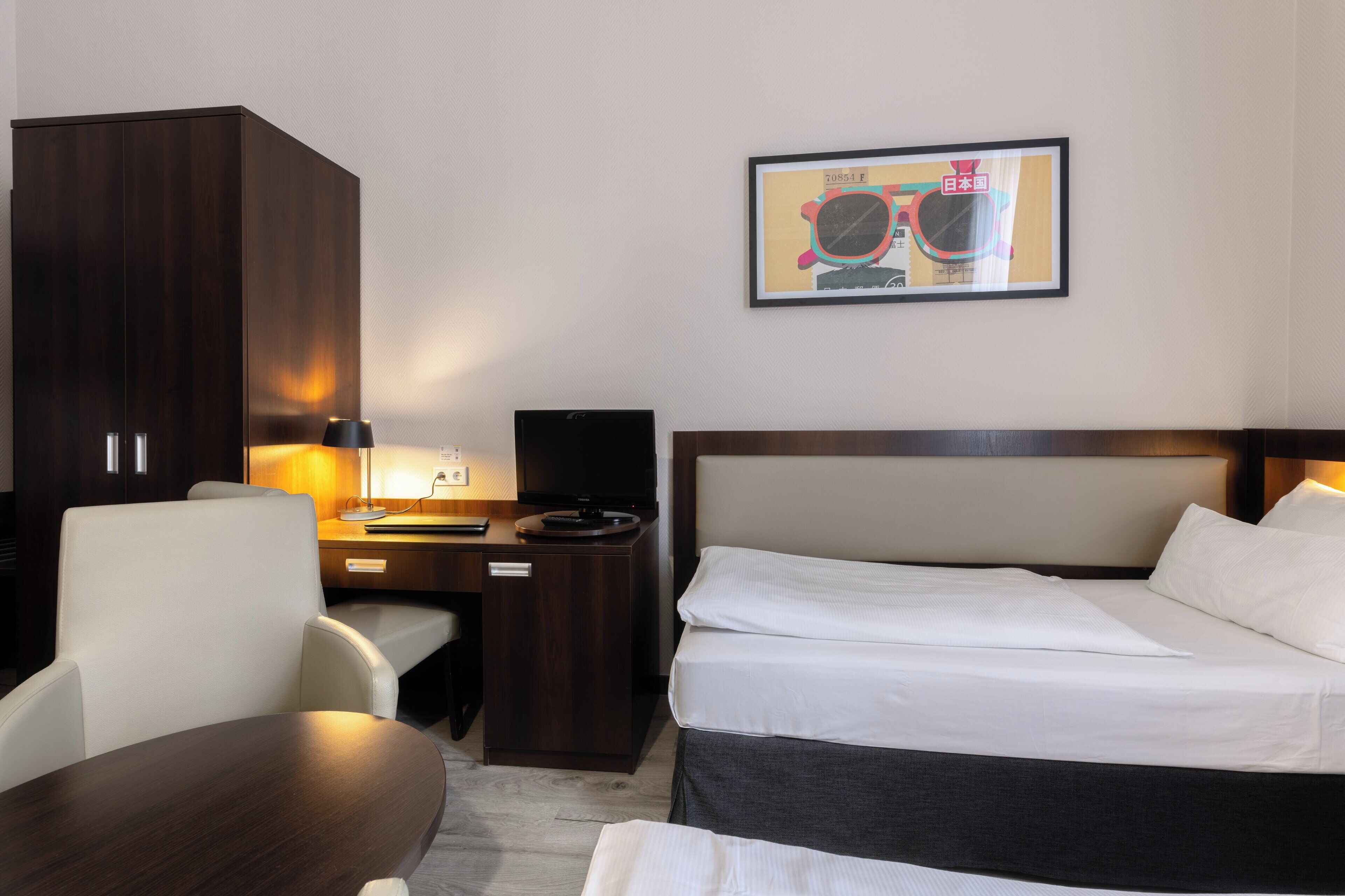 Una cassaforte in camera, con arredamento individuale, una scrivania