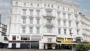Un edifici blanc amb les indicacions