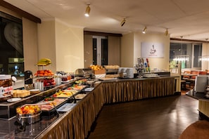Free daily buffet breakfast