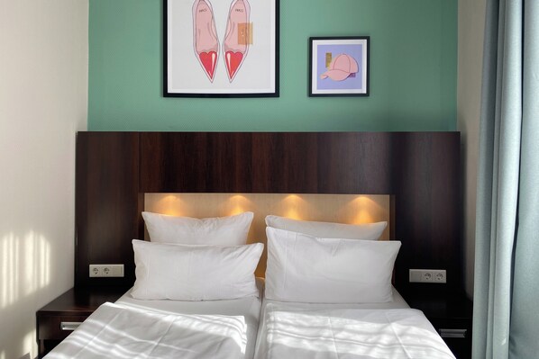 防敏寢具、房內夾萬、獨特裝修、書桌