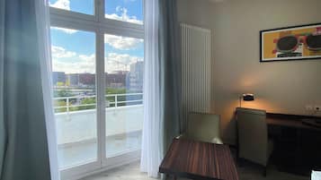 Hypo-allergenic bedding, in-room safe, individually furnished, desk