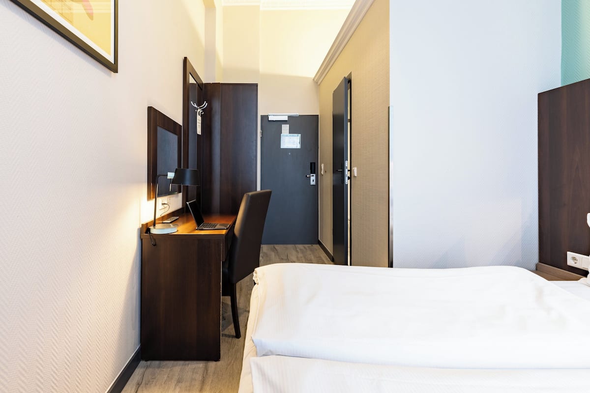 Standaard kamer, 1 tweepersoonsbed | Een kluis op de kamer, individueel gemeubileerd, een bureau