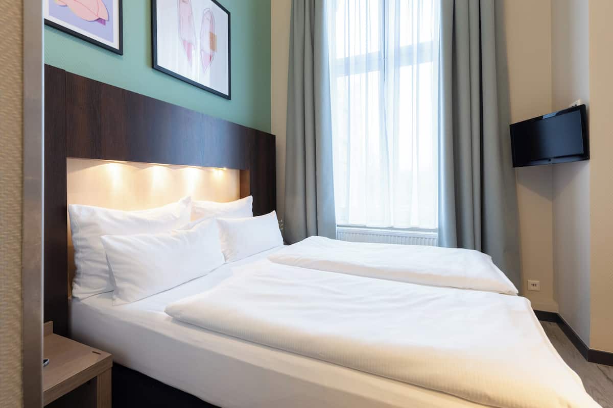 Pengeskab på værelset, individuel indretning, skrivebord